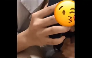 我正在小组学习，但我妈妈一直打电话。
